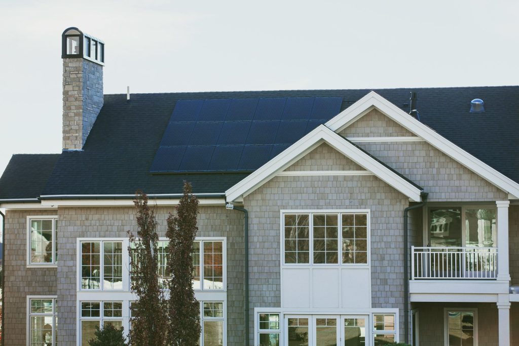 Boligrenovering Forvandl dit hjem med fodpaneler, troldtekt lofter og solceller